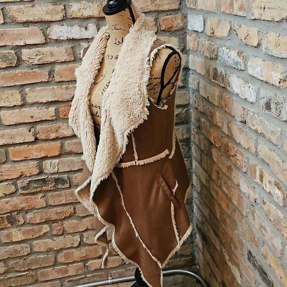 NWT Sioni Faux leather shearling style assymetrical hem vest size Medium - Picture 5 of 13